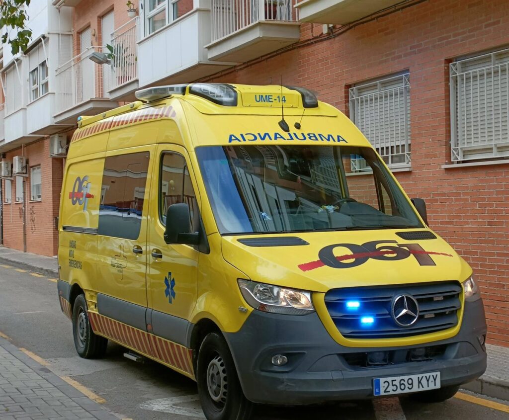 Autobús chocando contra una vivienda en Los Barreros, Cartagena, con servicios de emergencia en el lugar