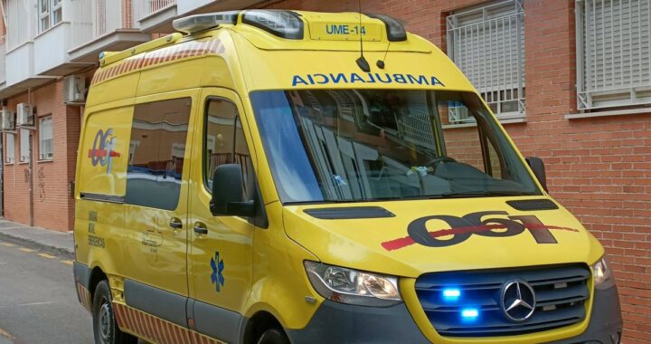 Autobús chocando contra una vivienda en Los Barreros, Cartagena, con servicios de emergencia en el lugar