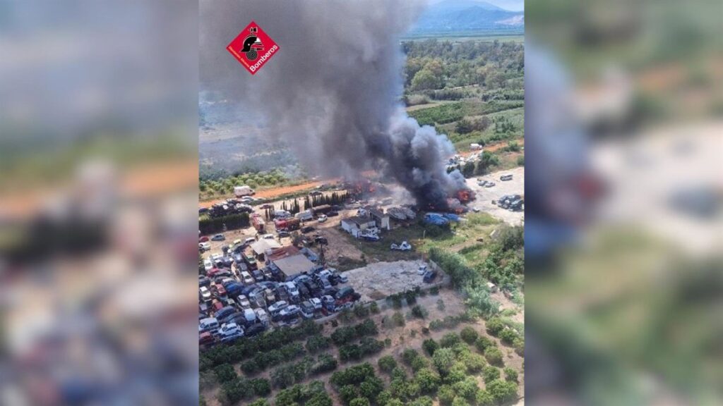 Extinguido el incendio de un desguace en El Verger