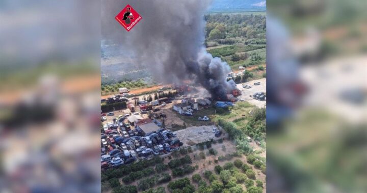 Extinguido el incendio de un desguace en El Verger