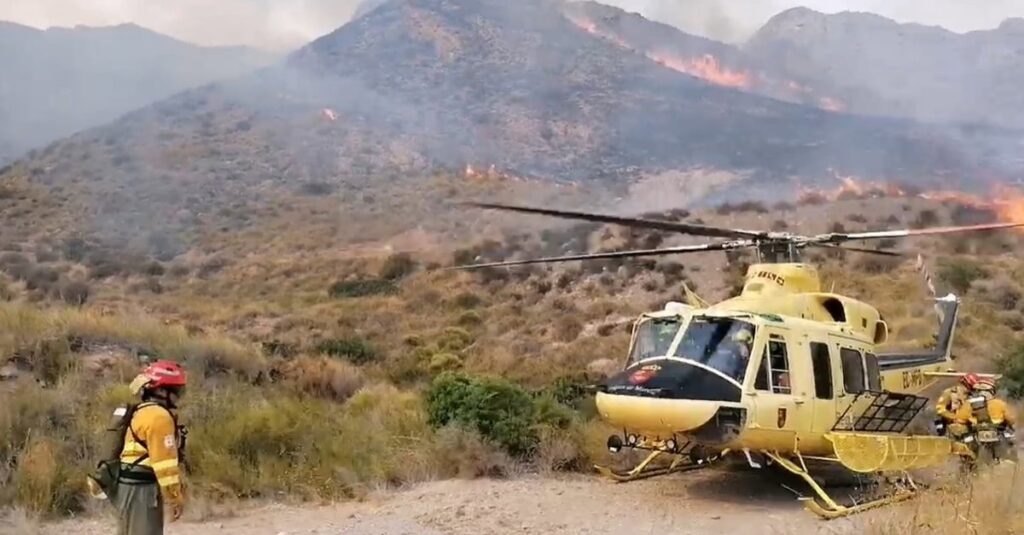 Estabilizado el incendio forestal de la Sierra de Las Moreras que obligó a evacuar vecinos en Mazarrón (Murcia)