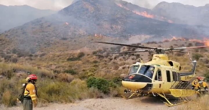 Estabilizado el incendio forestal de la Sierra de Las Moreras que obligó a evacuar vecinos en Mazarrón (Murcia)