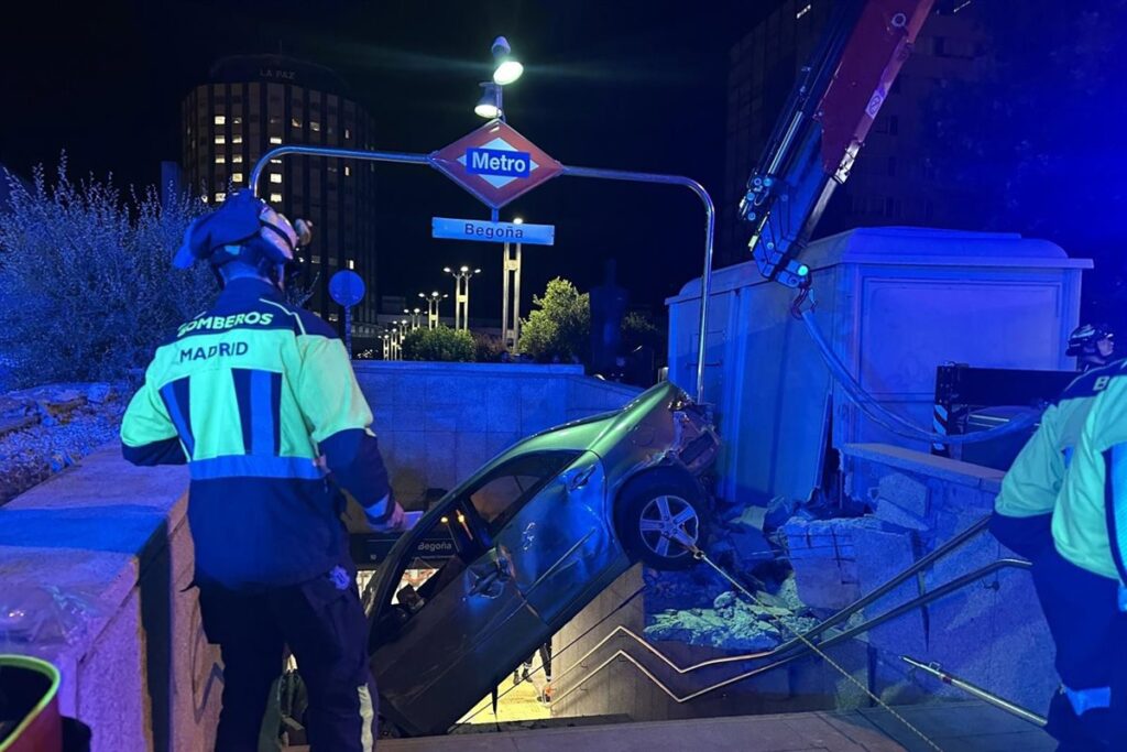 Un choque entre dos vehículos en Madrid deja dos heridos tras incrustarse su coche en unas escaleras de metro