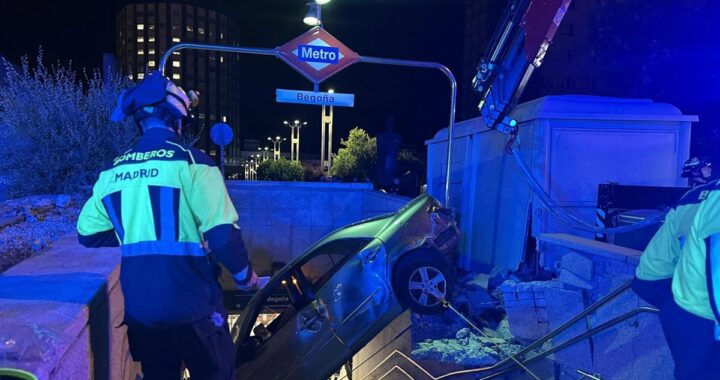 Un choque entre dos vehículos en Madrid deja dos heridos tras incrustarse su coche en unas escaleras de metro