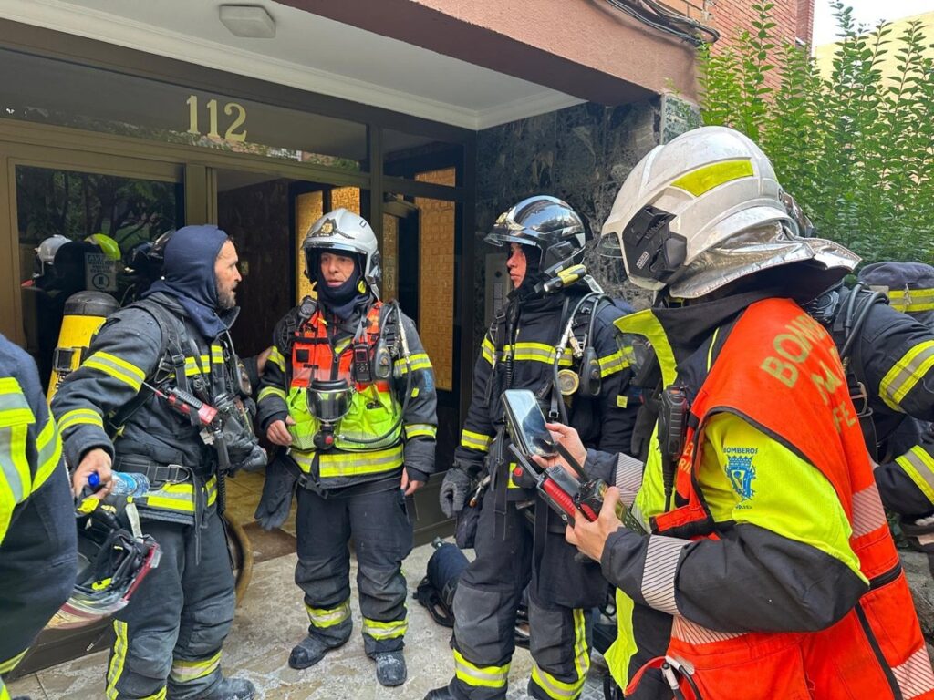 Bomberos rescatan a 7 personas en el incendio de un piso en Canillas que deja 17 intoxicados leves por humo