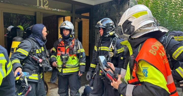 Bomberos rescatan a 7 personas en el incendio de un piso en Canillas que deja 17 intoxicados leves por humo