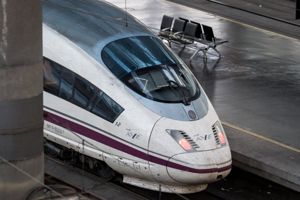 Interrumpida la circulación ferroviaria entre Aznalcázar-Pilas y Carrión en la línea Sevilla-Huelva por un incendio