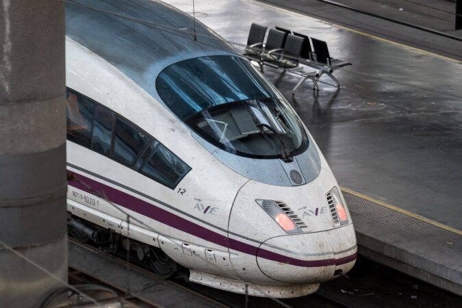 Interrumpida la circulación ferroviaria entre Aznalcázar-Pilas y Carrión en la línea Sevilla-Huelva por un incendio