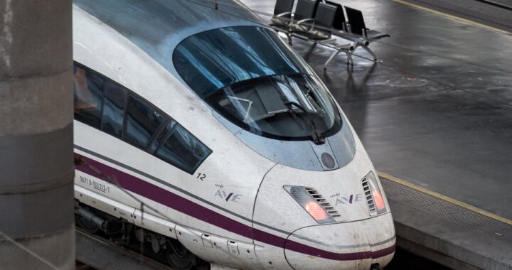 Interrumpida la circulación ferroviaria entre Aznalcázar-Pilas y Carrión en la línea Sevilla-Huelva por un incendio