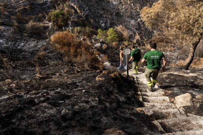 Unos 20 efectivos y dos autobombas trabajan en la noche de este jueves en el remate del incendio de Almería