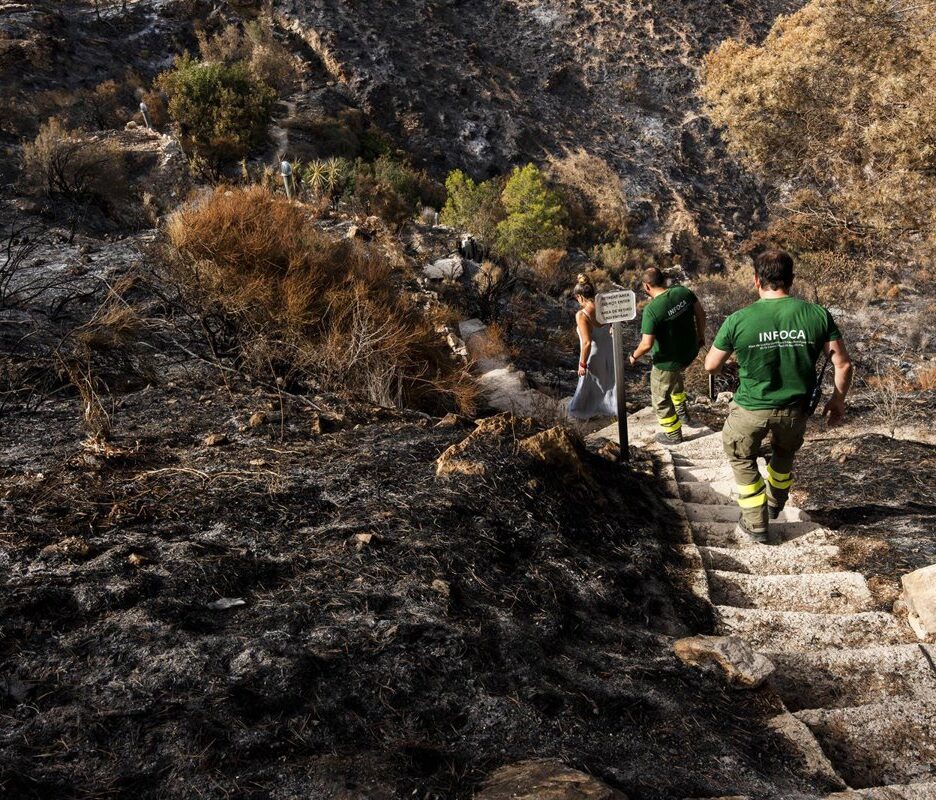 Unos 20 efectivos y dos autobombas trabajan en la noche de este jueves en el remate del incendio de Almería
