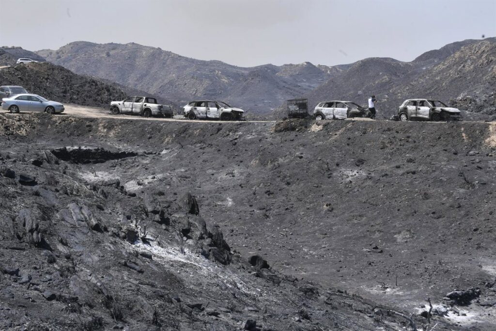 Unos 20 efectivos y dos autobombas trabajan esta noche en el remate del incendio de Los Gallardos (Almería)