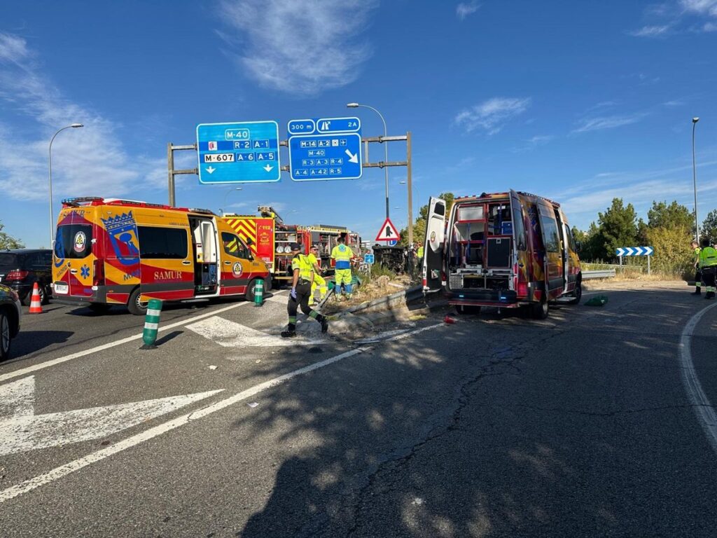 Dos heridos, uno de ellos grave, tras salirse de la vía y volcar el turismo en el que viajaban en la M-21