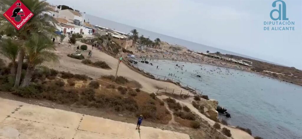 Rescatan a una mujer con síntomas de ahogamiento en la isla de Tabarca