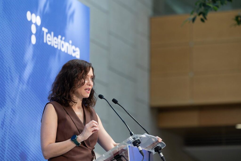 Ayuso sigue "con preocupación" el incendio de Almorox y asegura que los servicios de Madrid están "preparados"