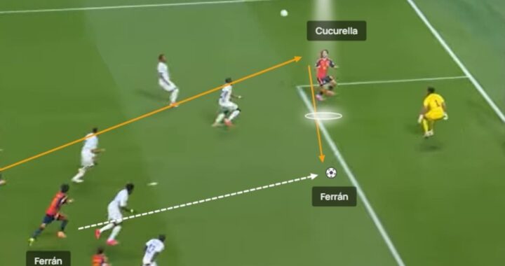 Jugadores de Argentina y Cabo Verde en acción durante partido eliminatorio del Mundial, destacando juego aéreo